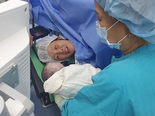 국내 유일 심장전문병원 세종병원은 21일 카자흐스탄 국적의 산모가 심장병을 앓고 있는 남아를 출산한 후, 신생아 심장 시술을 받고 퇴원했다고 전했다. [사진1] 카자흐스탄 산모가 출산 후 감격의 눈물을 흘리고 있다. (사진=세종병원)