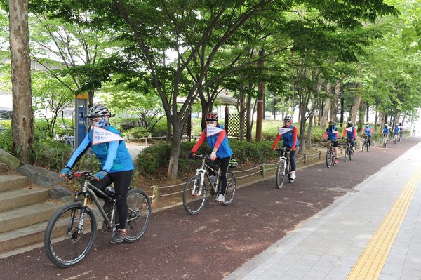 부천시 자전거연합회가 지난 18일 자전거 안전수칙 홍보 라이딩 등을 통해 ‘코로나19 극복 캠페인’을 추진하며 시민의 이목을 집중시켰다. (사진=부천시)