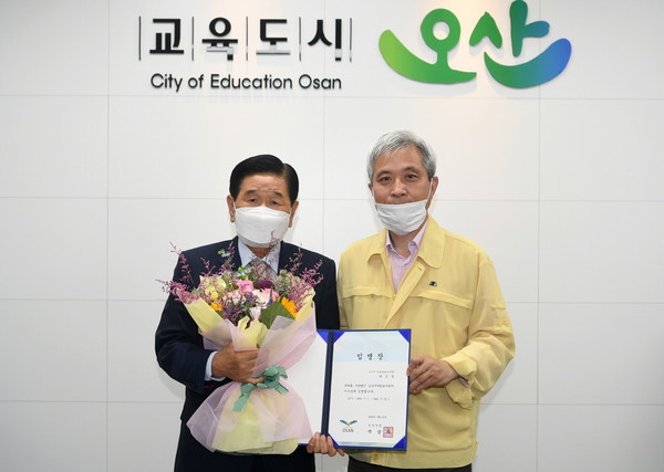 박신원(왼쪽) 전 오산시장이 사단법인 오산시자원봉사센터 이사장으로 취임했다. (사진=오산시)