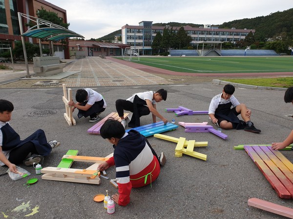 김포 하성고등학교의 특성화과가 지난달 24일부터 이달 3일까지 목공수업을 통해 ‘우리가 만드는 학교’라는 주제로 학교 벤치와 상담 테이블을 제작해 학교에 설치했다. (사진=김포시)