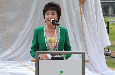 가수 오은정은 가평아가씨 노래비 제막식에 앞서 고향 가평의 무궁한 발전과 어르신들에게 봉사하며 고향의 살 것이라는 계획을 밝혔다. (사진=신영수 기자)