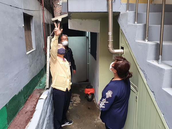 조무영 수원시 제2부시장이 지난 24일 오후 집중호우로 침수된 주택을 방문해 현장점검을 하고 있다. (사진=수원시)