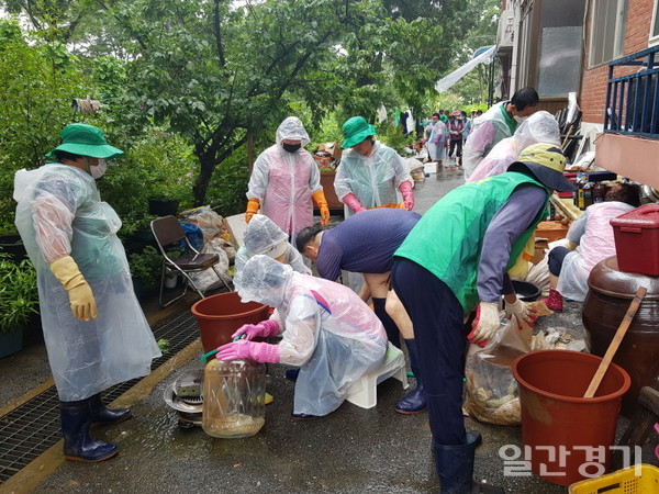 연천군자원봉사센터는 3~4일 폭우 피해로 긴급 재난상황에 처한 연천읍의 수해가구 9곳에 자원봉사자 120여 명을 투입, 수해복구 자원봉사활동을 진행했다. (사진=연천군자원봉사센터)