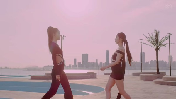 시흥 해수풀을 배경으로 한 뮤직비디오에서 레드벨벳의 아이린과 슬기가 강렬한 퍼포먼스를 선보이고 있다. (사진=경기도)