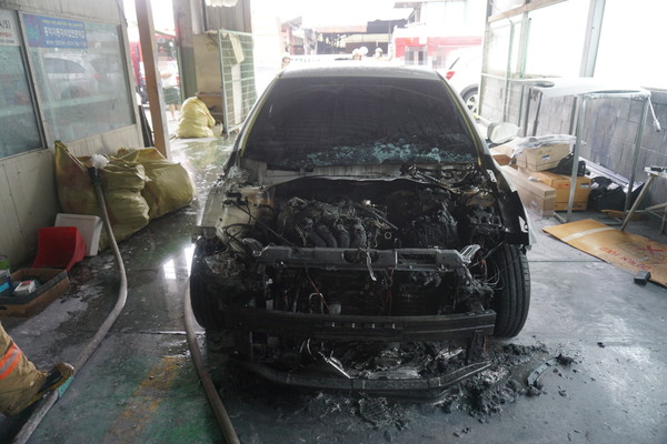 인천 서구의 한 카센터에 입고된 차량에서 화재가 발생해 차량 엔진룸이 불에타 200만원의 재산피해가 발생했다. (사진=인천서부소방서)