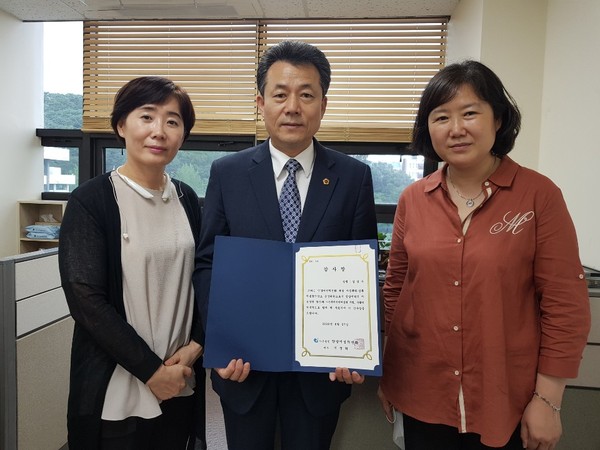 김성수 경기도의회 여성가족평생교육위 부위원장이 11일 안양여성의전화로부터 감사장을 받았다.(사진=경기도의회)