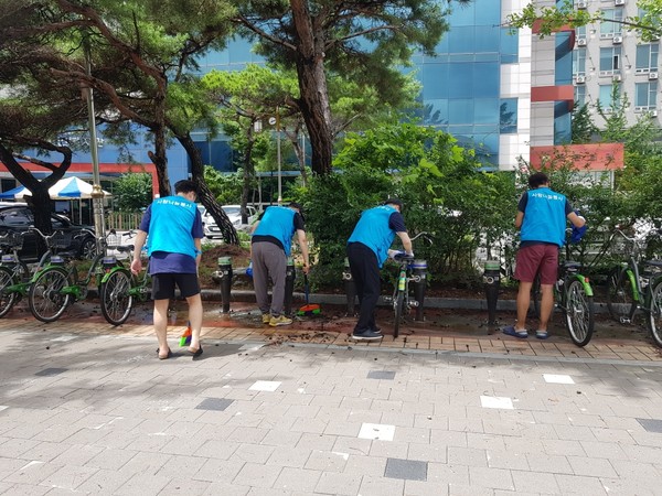 사회봉사자들이 지난 6일부터 안산시 소재 공공 자전거인 페달로 소독하는 봉사활동을 하고 있다. (사진=안산준법지원센터)