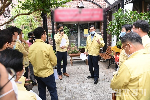 윤화섭 시장이 지난 6월26일 A유치원을 방문해 철저한 대응을 위한 방안을 논의하고 있다. (사진=안산시)