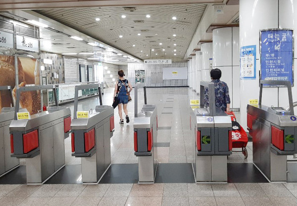 19일 인천교통공사에 따르면 지난 2019년 한 해 인천지하철을 이용하는 과정에서 부정 승차로 적발된 승객이 무려 3028명에 달하는 것으로 나타났다. (사진=일간경기)