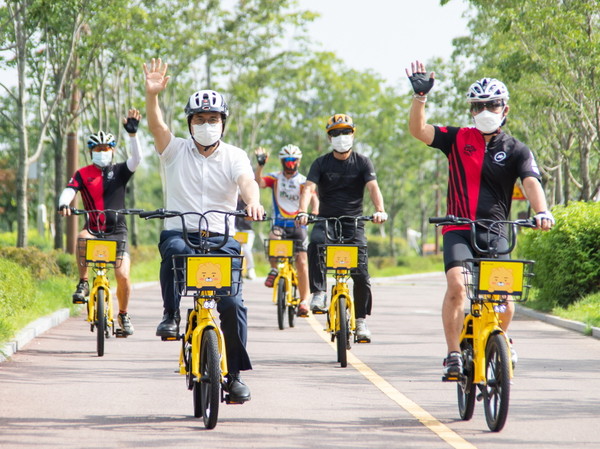 19일 청라호수공원에서 이재현 서구청장이 자전거 동호회 주민들과 카카오모빌리티 관계자를 만나 이용 방법과 안전수칙을 공유한 뒤 첫 시승을 하고 있다. (사진=인천 서구)