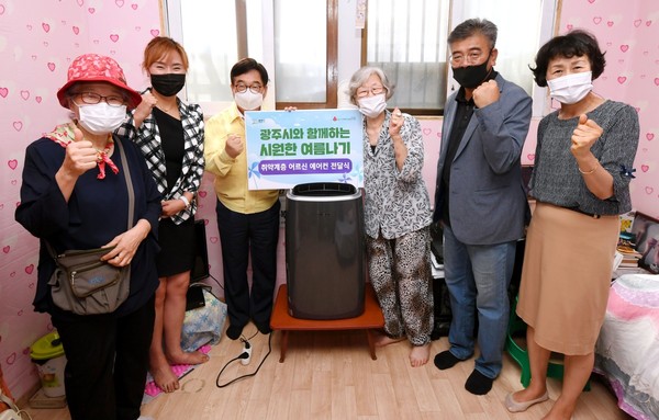 광주시는 20일 취약계층 어르신 40가구에게 에어컨을 지원하는 ‘취약계층 어르신 냉방기기 지원사업’ 전달식을 개최했다. (사진=광주시)