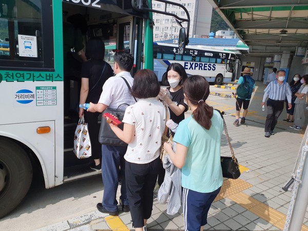 용인시는 코로나19 확산을 막기 위해 다중이용시설인 용인공영버스터미널 이용객과 버스 승객들을 대상으로 지난 19일부터 발열체크를 강화하고 있다. (사진=용인시)
