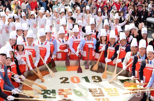 2019년 10월 전주비빔밥 축제를 축하하기 위해 참석한 염태영 수원시장과 수원시 대표단이 비빔밥 퍼포먼스를 함께 하고 있다. (사진=수원시)