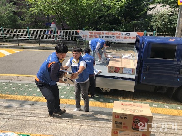 한국철도 수도권동부본부는 25일 서울 도봉구에 거주하는 독거노인들의 건강한 여름나기를 위한 나눔 활동을 진행했다. (사진=코레일 수도권동부본부)