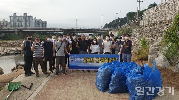 동두천시청 도로과 자원봉사단은 22일 신천 자전거도로 일대에서 각종 쓰레기를 수거하며 환경정화활동을 펼쳤다. (사진=동두천시)