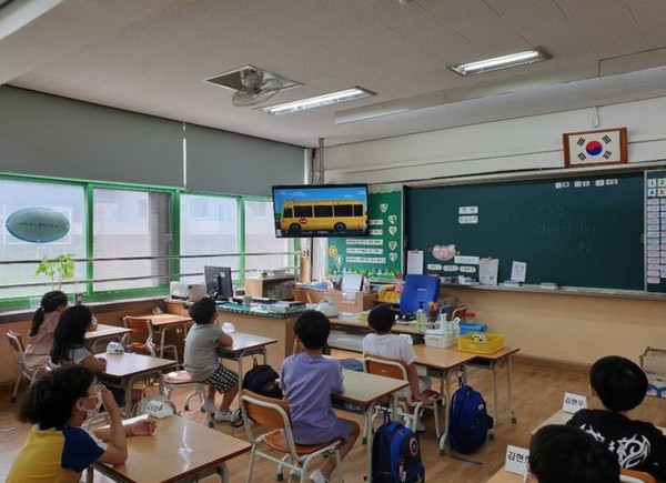 인천 서구는 지난 7월부터 지역 내 45개 초등학교 1학년을 대상으로 자체 제작한 영상 콘텐츠를 활용한 어린이 교통안전교육을  모두 완료했다. (사진=인천 서구)