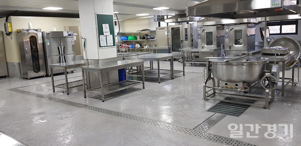 (주)동양후로아의 FR-SYSTEM으로 깨끗하고 안전하게 바닥재가 설치된 급식실 (사진=동양후로아)