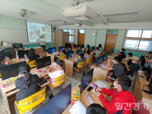 인천 강화군이 다양한 교육사업을 펼쳐 주목을 끌고 있다. 사진은 방과후 수업을 받고 있는 학생들 (사진=인천 강화군)