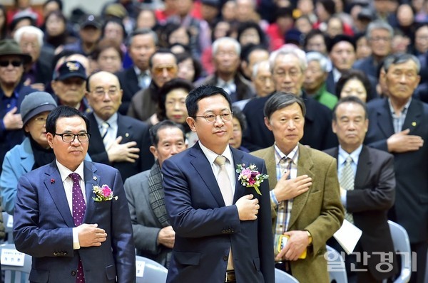 박남춘 인천시장이 지난해 11월 25일 인천 동구 주민행복센터에서 열린 '제23회 노인의 날 기념식'에 참석했다. (사진=인천시)
