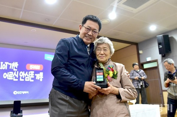 지난해 5월 7일 인천 연수구 노인복지관에서 'IoT' 기반 어르신 안심폰 제막식 (사진=인천시)