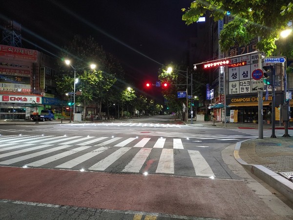 인천 연수경찰서는 연수구청과 함께 어두운 밤 야간 운전자들의 시야 확보를 통해 보행자 교통사고 예방을 위해 인천시에서 처음으로 ‘활주로형 횡단보도’를 설치를 완료했다고 밝혔다. (사진=인천 연수경찰서)