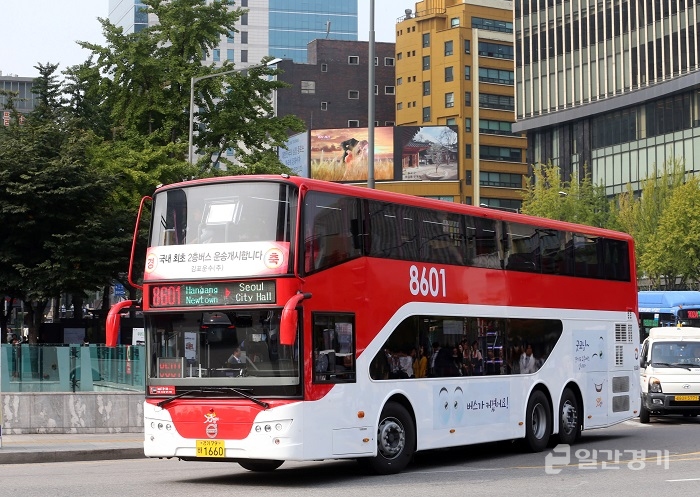 경기 지역의 2층 버스 사고의 대부분이 운전자 부주의에 의해 일어난 것으로 밝혀져 국토부와 한국교통안전공단의 안전운전 관련 규정 마련과 운전자 교육이 시급한 것으로 나타났다. 사진은 경기도 2층버스. (사진=연합뉴스)