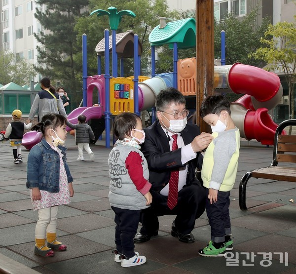 홍인성 중구청장은 영종국제도시 공동주택 어린이놀이터를 방문해 시설 개선사항을 점검했다. (사진=인천 중구)