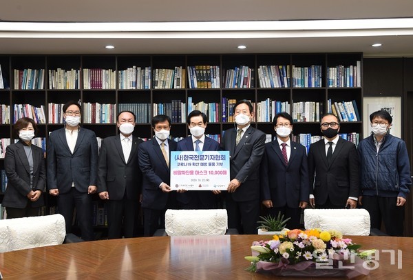 10월22일 사단법인 한국전문기자협회 의정부시출입기자단이 비말차단용 마스크 1만매를 의정부시에 기탁했다. (사진=의정부시)