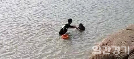 11월1일 인천해경 하늘바다파출소 구조팀이 물에 빠진 10대 여성을 구조하고 있다. (사진=인천해양경찰서)
