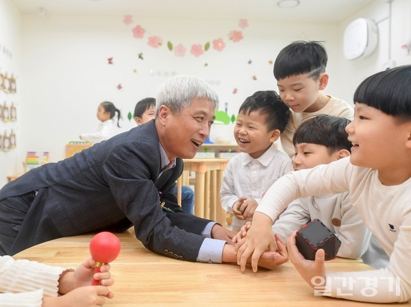 오산시가 다양한 보육정책을 통해 '출산 보육 도시'로 비상하고 있다. 곽상욱 오산시장이 어린이들과 눈높이를 맞추고 대화를 나누는 모습 (사진=오산시)