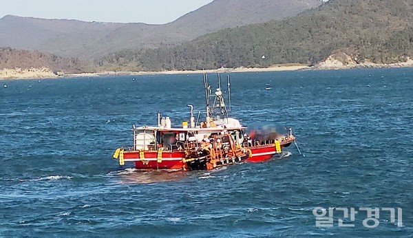 인천 소야도 인근 해상에서 기관고장을 일으킨 낚시어선에 타고 있던 승선원 18명이 인천해경에 구조됐다. (사진=인천해양경찰서)