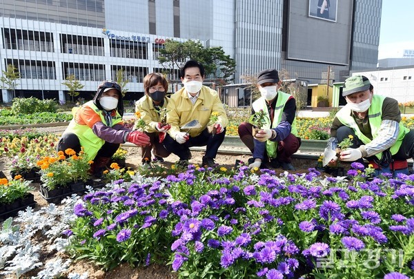 의정부 역 앞 공원에서 안병용 의정부시장과 뉴딜 사업 관계자들이 초화류를 식재하고 기념사진 촬영에 임하고 있다. (사진=의정부시)