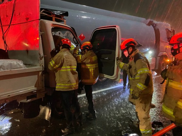 11월19일 새벽 4시6분께 수도권 제1순환도로에서 발생한 사고로 5톤 트럭 운전자인 60대 A씨가 차량에 갇혀 신고를 받고 출동한 구조대에 의해 구조됐다. (사진=인천 부평소방서)