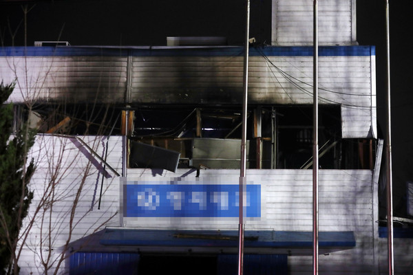 지난 11월19일 12명의 사상자가 발생한 인천 남동구 화장품 제조공장 폭발사고와 관련 해당업체가 무허가 위험물 저장과 취급혐의로 입건됐다. 사진은 화재가 발생한 공장 현장. (사진=연합뉴스)