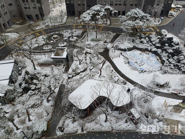 12월13일 안산시 단원구 소재 아파트 단지에 눈이 내렸다. 나무와 어린이집 건물 위로 눈이 쌓인 모습이 한 폭의 그림같다. (사진=김대영 기자)