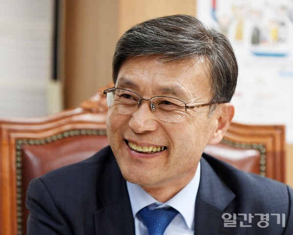 정하영 김포시장은 문화복합 어항 개발의 의미를 앞으로의 20~30년 먹거리 개발이라고 답했다. (사진=김포시)
