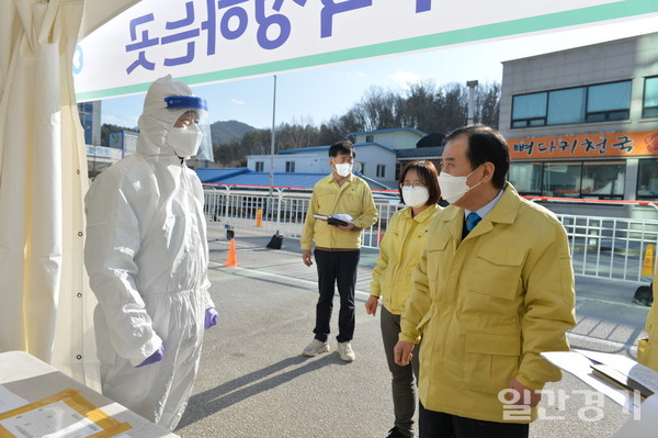 박윤국 포천시장은 12월25일 골프장과 임시선별검사소 등 코로나19 확산 방지를 위한 방역 현장을 방문했다. (사진=포천시)