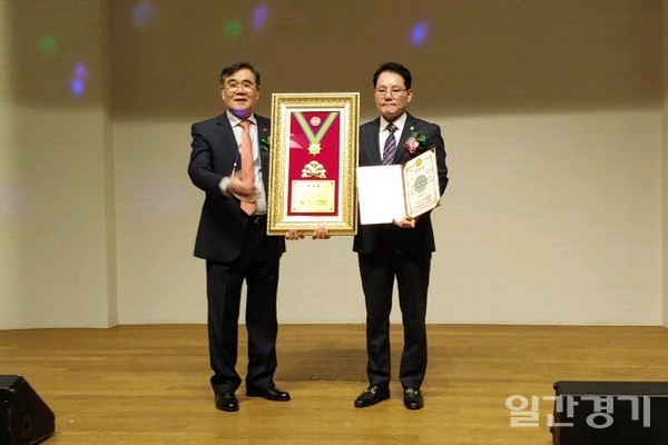 일간경기·크로앙스백화점 문기주 회장이 지난 22일 한국기자연합회가 주최한 '2020 한국을 빛낸 인물'로 선정돼 국제평화공헌대상을 수상했다. (사진=오재호 기자)