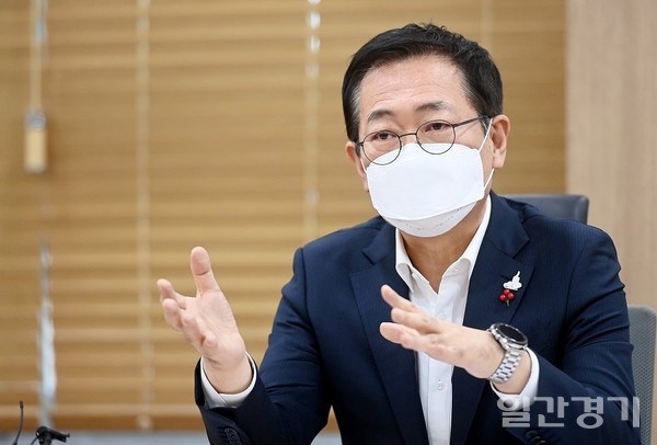 박남춘 인천시장이 새해 인천시정에 대해서 설명하고 있다. (사진=인천시)