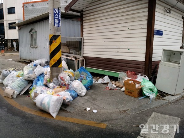 김포시 사우동 904번지 앞 도로가 주민들이 내다버린 생활쓰레기로 몸살을 앓고 있다. (사진=박성삼 기자)