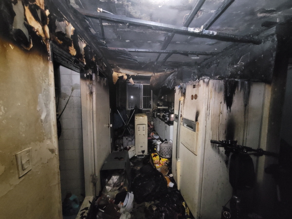 1월14일 11시32분께 인천 남동구의 한 빌라 1층에서 불이나 출동한 소방대원들에 의해 20여 분만에 진화됐다. 사진은 화재가 발생한 빌라내부. (사진=인천 남동소방서)