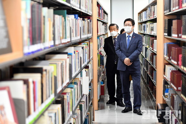 지난 12월 선경도서관을 둘러보고 있는 염태영 수원시장. (사진=수원시)