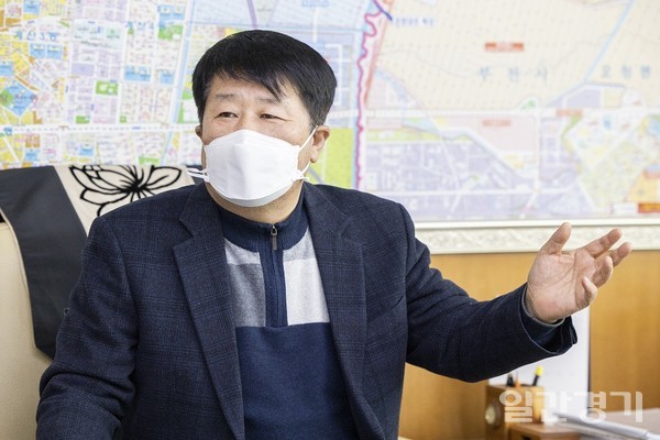 박형우 인천 계양구청장은 2021년 신년사를 통해 '구민 모두가 행복한 안전한 계양'을 만든다고 밝혔다. 사진은 집무실에서 안전도시 건설에 대한 전략을 설명하고 있는 박 구청장 (사진=인천 계양구)