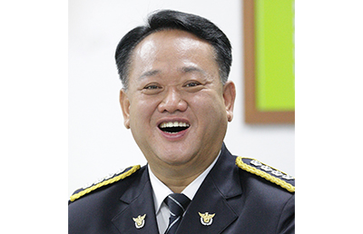                             서민 강화경찰서장.