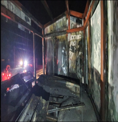 2월3일 오후 7시18분께 인천 강화군의 한 창고용 농막 2층에서 화재가 발생했다. 불은 농막 2층 창문 용접 작업 중 부주의로 인해 발화된 것으로 보고 소방당국이 조사 중이다. (사진=인천소방본부)