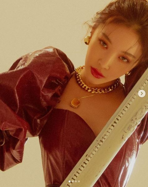 가수 청하가 8일 정규앨범 뮤직비디오 티저를 공개해 화제다.