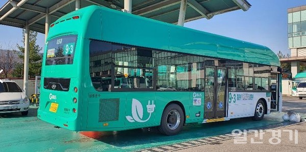 안양시가 미세먼지5개년 계획을 본격 추진한다. 사진은 전기저상버스가 버스차고지에서 대기하고 있는 모습 (사진=안양시)