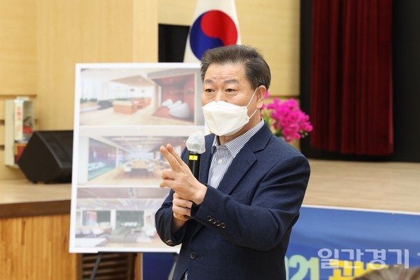 박승원 광명시장이 18일 시청 대회의실에서 열린 ‘청년동 설계 최종 보고회’에서 발언하고 있다. (사진=광명시)