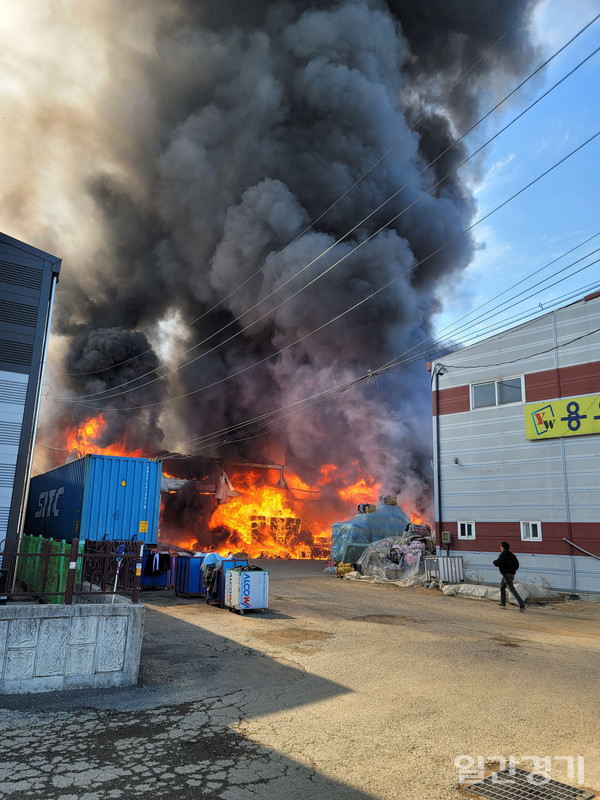 화성시 팔탄면 율암리에 있는 한 공장에서 화재가 발생했다. (사진=김영진 기자)