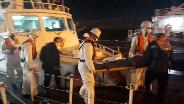 인천 해양경찰서는 2월25일 오후 6시12분께 지역 내 옹진군 덕적도 보건지소로부터 90대 여성 A씨의 병원 이송이 필요하다는 신고를 받고 경비함정을 급파해 119구급대에 인계했다. (사진=인천해경)